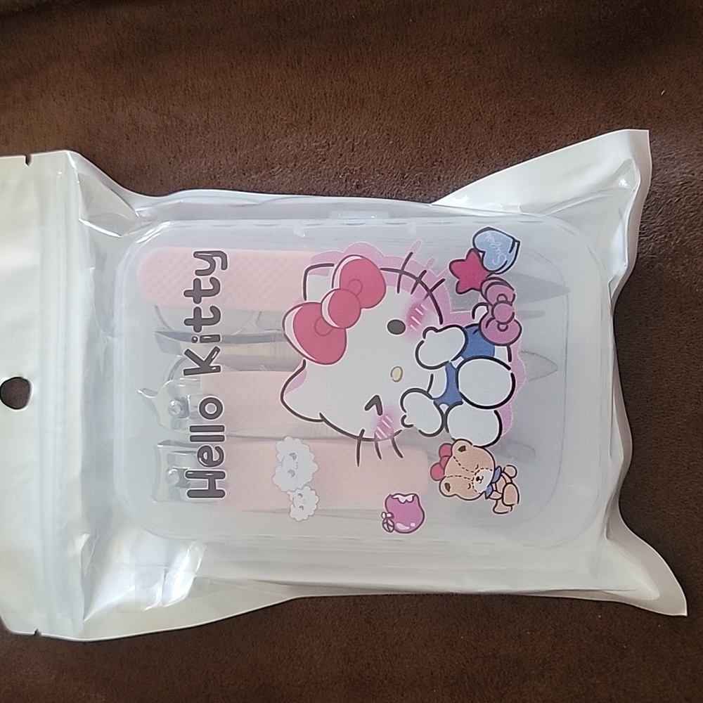 🐮Hello Kitty 6 piece nail kit New in package🐄